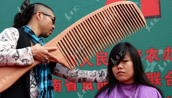 Chinese-Hairstylist-Does-Giant-Haircut-1